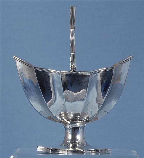 A George III silver oval bats wing sugar basket, by William Stroud, width 142mm, weight 6.9oz/215grms.